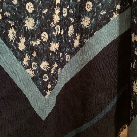 Scarf/Shawl - Picture 4 of 4